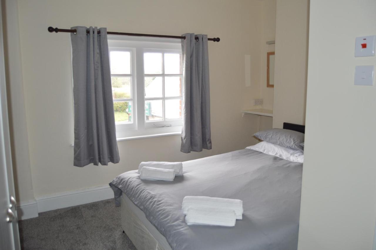 The Rose & Crown Otel Bulford Dış mekan fotoğraf